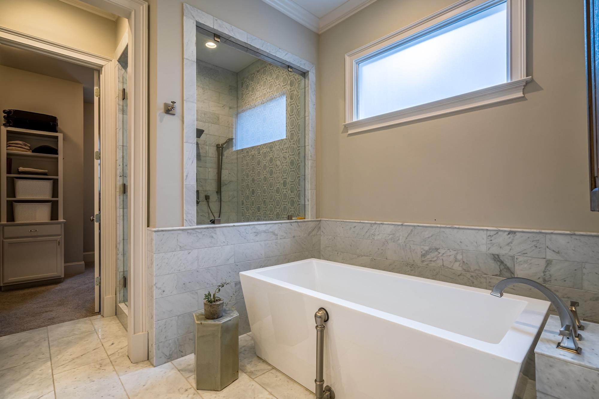 275 Barry Road Memphis, TN 38117 - Photo 18 of 25 a bathroom with a bathtub and a shower