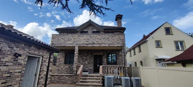 a view of a pathway of a house with backyard