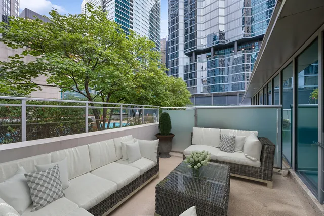 $860,000 | 505 North McClurg Court, Unit 203, Chicago, IL 60611