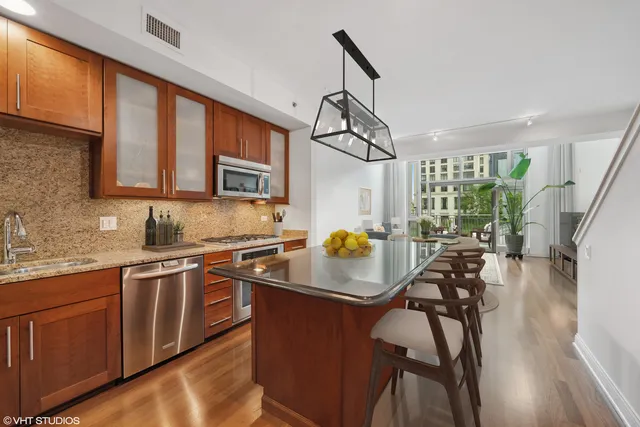 $860,000 | 505 North McClurg Court, Unit 203, Chicago, IL 60611
