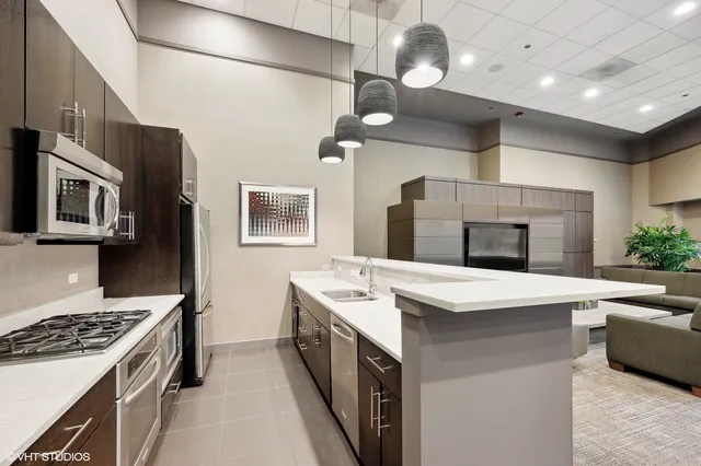 $860,000 | 505 North McClurg Court, Unit 203, Chicago, IL 60611