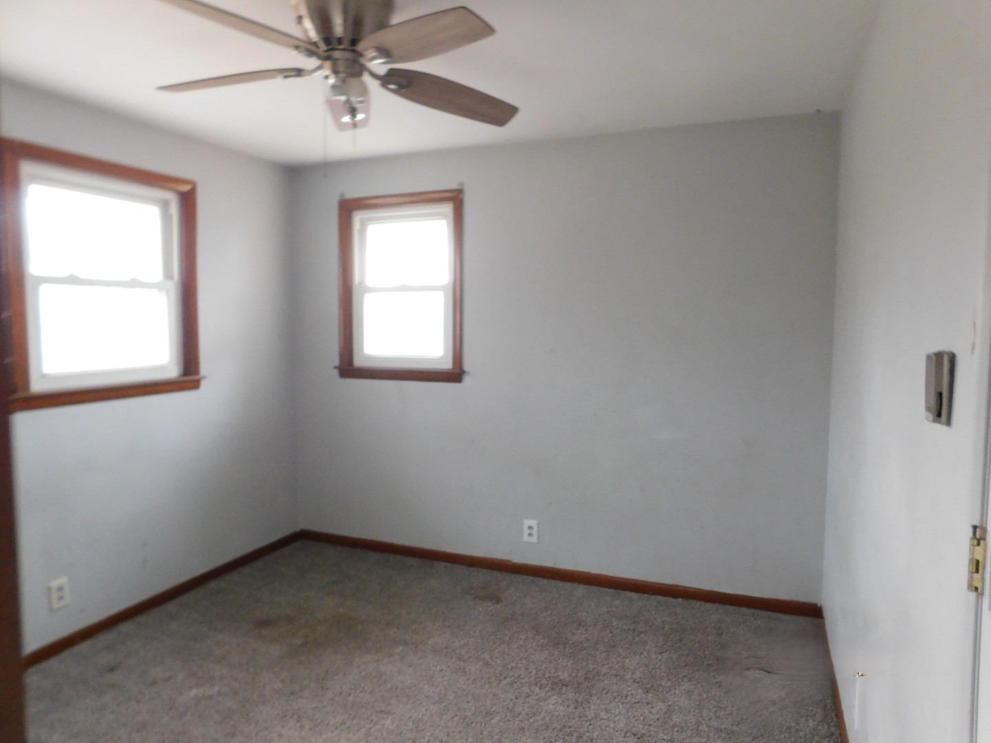 150 South Dixie Highway St. Anne, IL 60964 - Photo 14 of 15 an empty room with a window