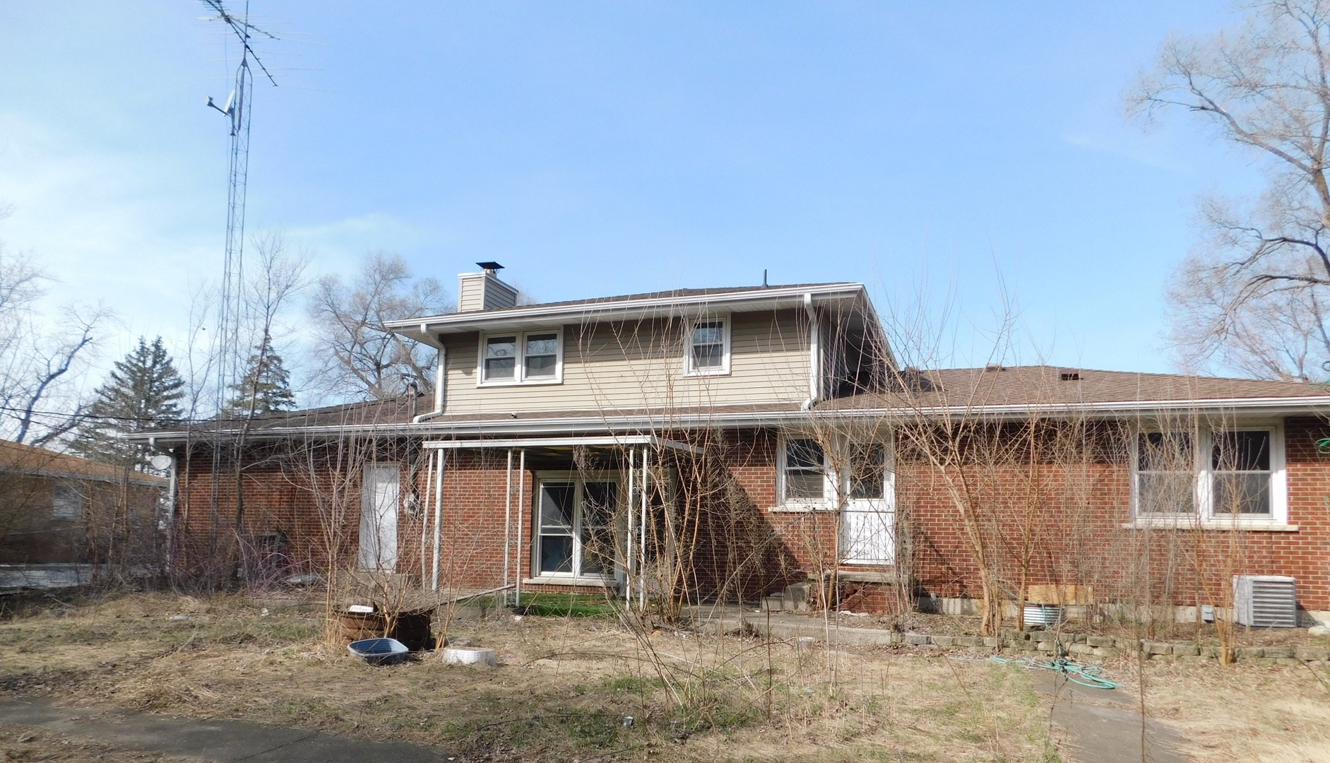 150 South Dixie Highway St. Anne, IL 60964 - Photo 15 of 15 a front view of a house with parking area