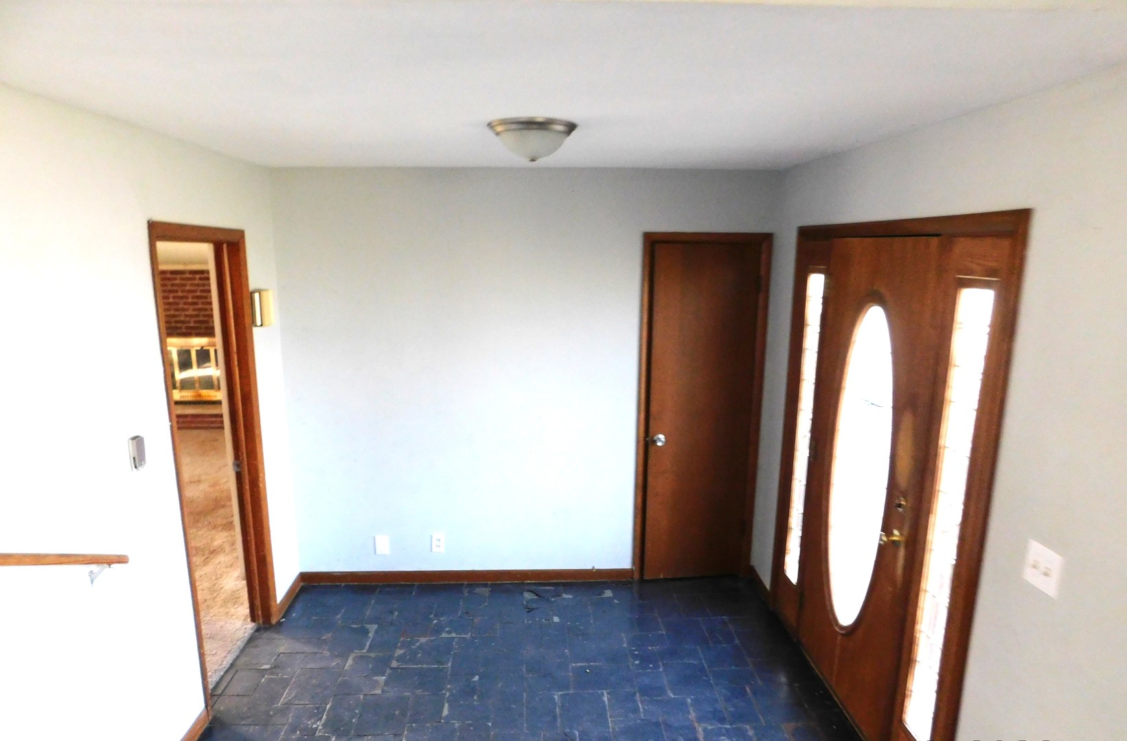 150 South Dixie Highway St. Anne, IL 60964 - Photo 2 of 15 a view of an empty room with closet and a window