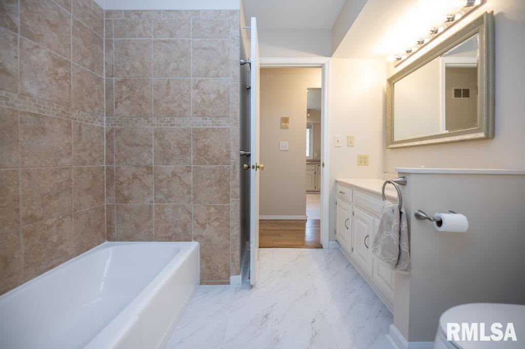 6203 North Post Oak Road Peoria, IL 61615 - Photo 22 of 43