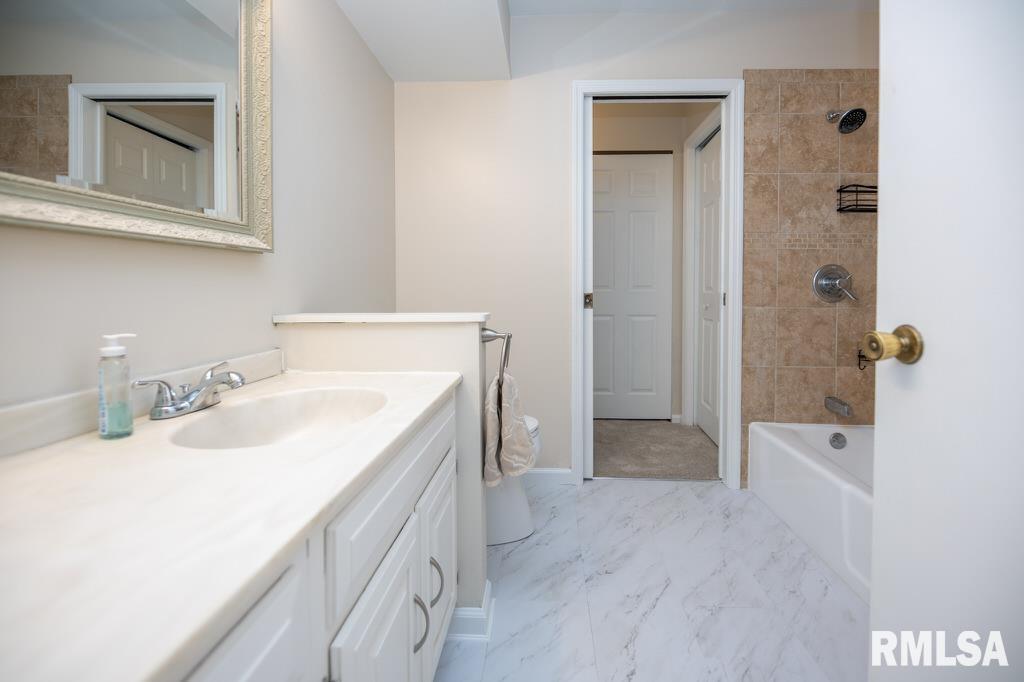 6203 North Post Oak Road Peoria, IL 61615 - Photo 23 of 43