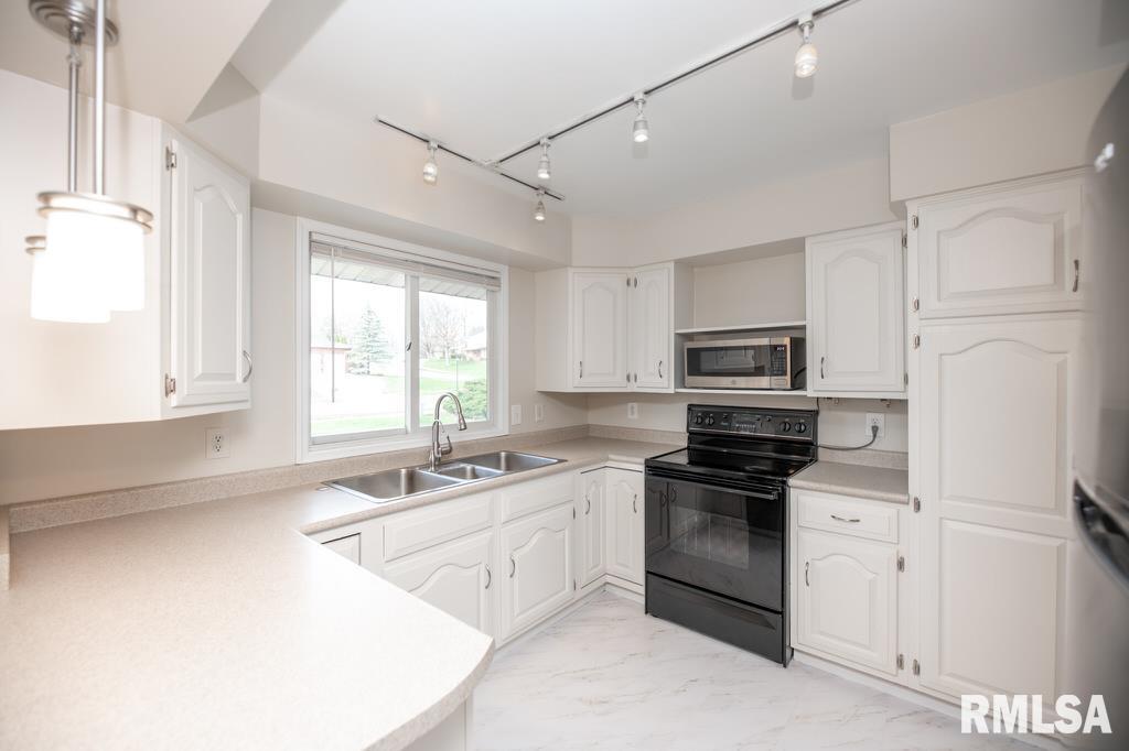 6203 North Post Oak Road Peoria, IL 61615 - Photo 3 of 43