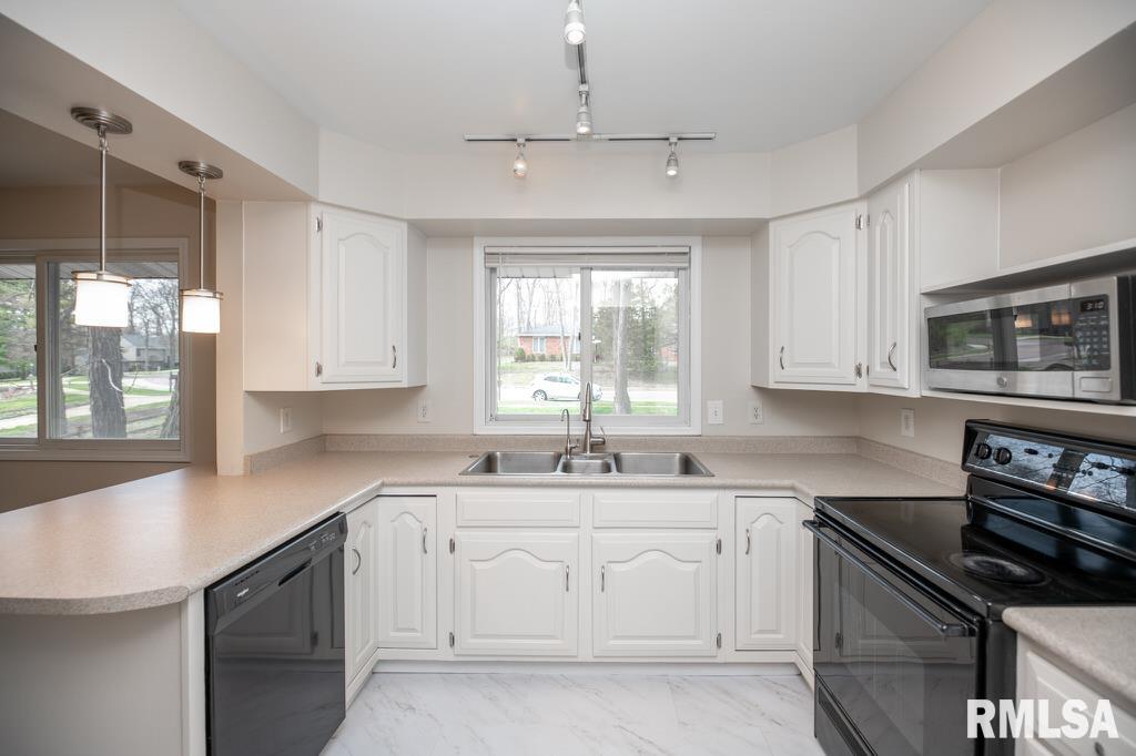 6203 North Post Oak Road Peoria, IL 61615 - Photo 4 of 43