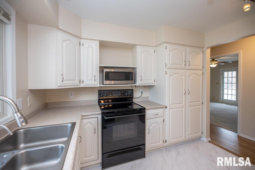 6203 North Post Oak Road Peoria, IL 61615 - Photo 5 of 43