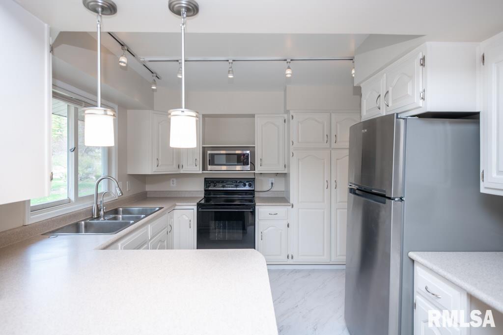 6203 North Post Oak Road Peoria, IL 61615 - Photo 8 of 43