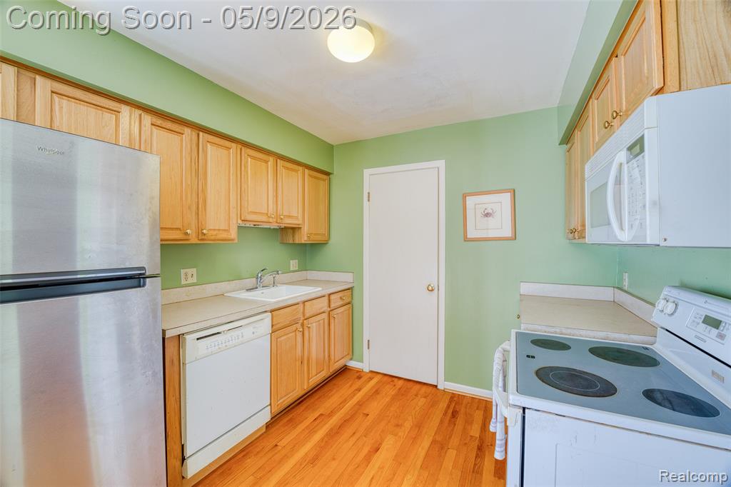 114 Ladd Road Walled Lake, MI 48390 - Photo 4 of 26 Gallery Image 4