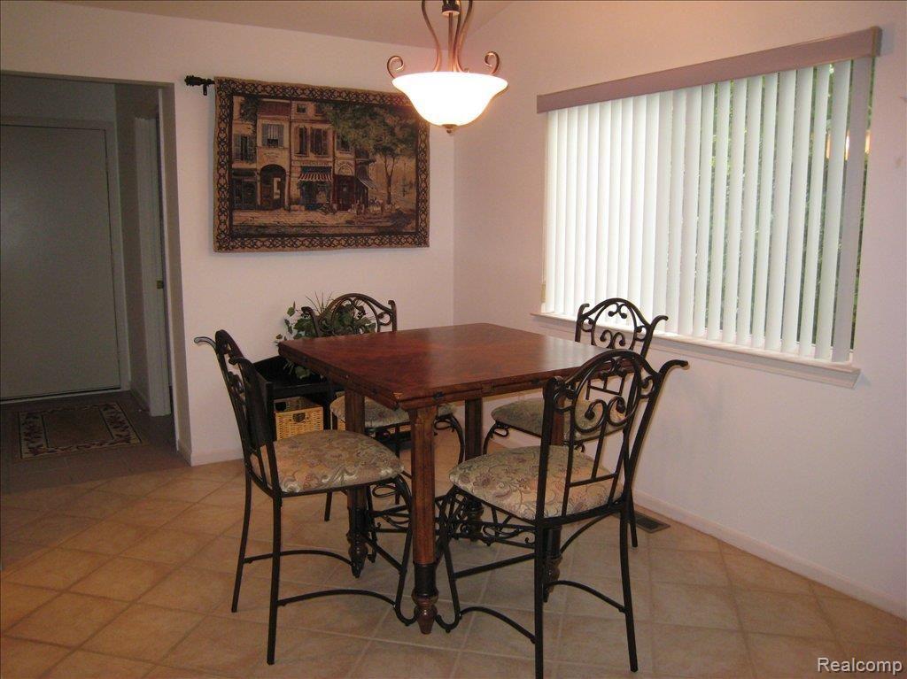 10140 Hawthorne Ridge Road, Unit 44 Goodrich, MI 48438 - Photo 3 of 9 Dining