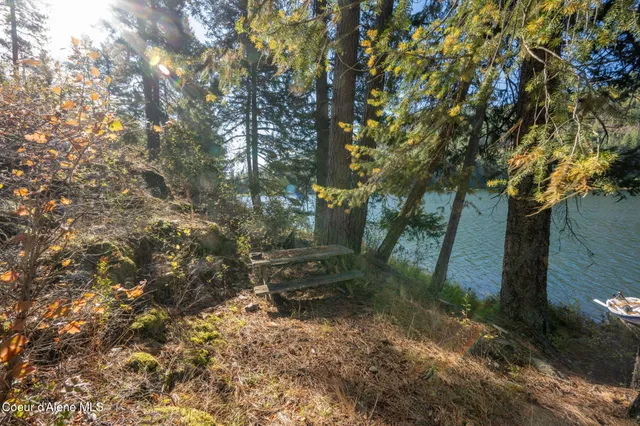 $399,999 | 1402 Mirror Lake Road, Sagle, ID 83860