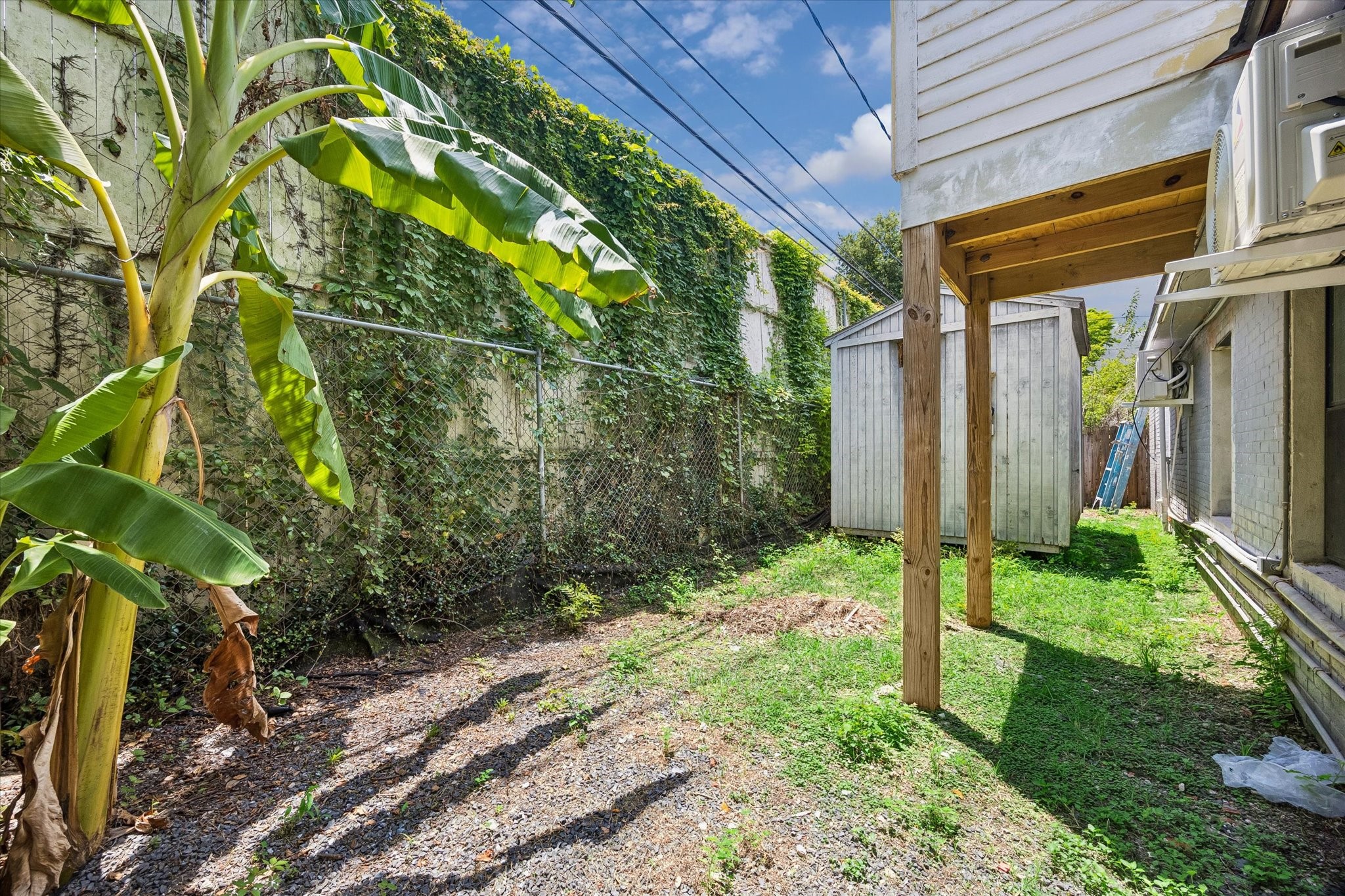 239 Westheimer Road Houston, TX 77006 - Photo 41 of 42 Small yard area for Apartments