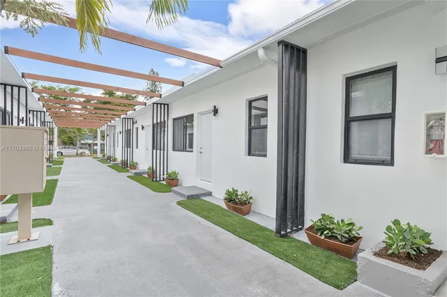 $1,895 | 1946 Pierce Street, Unit 3, Hollywood, FL 33020