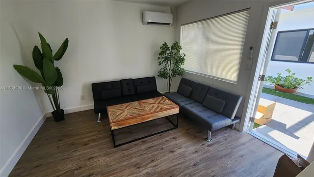 $1,895 | 1946 Pierce Street, Unit 3, Hollywood, FL 33020