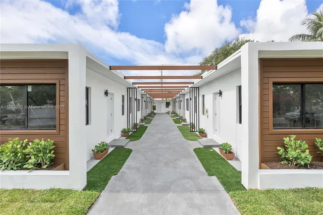 $1,895 | 1946 Pierce Street, Unit 3, Hollywood, FL 33020