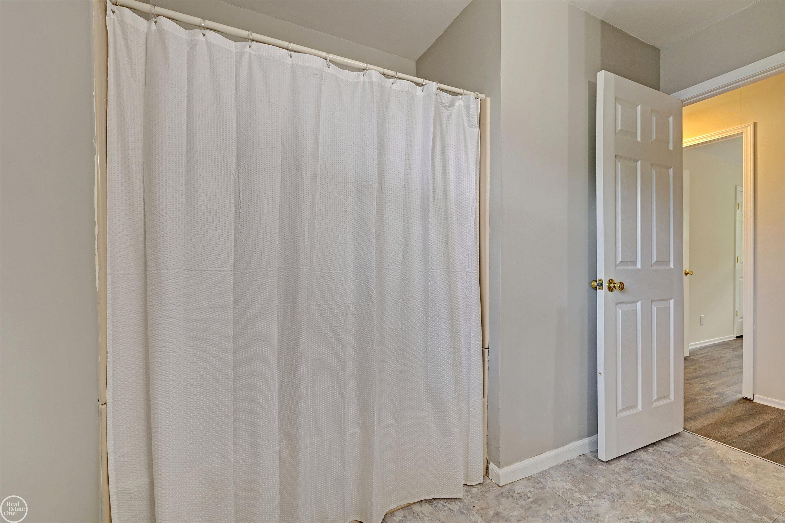 1180 West Curtis Road Saginaw, MI 48601 - Photo 34 of 71 50124551-33.JPG