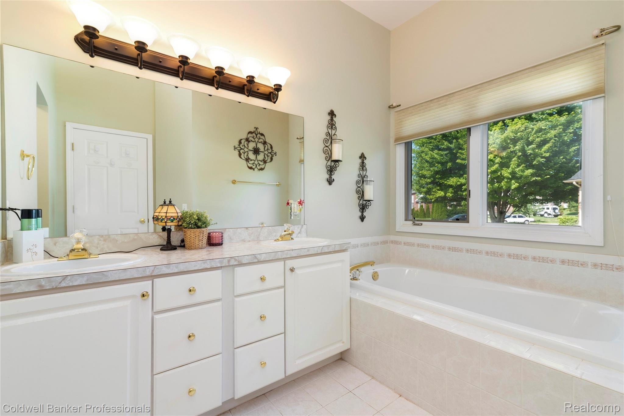 6607 Chatham Circle Rochester, MI 48306 - Photo 14 of 28 Master Bathroom