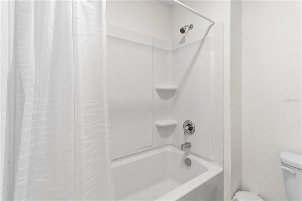 13691 Southwest 69th Terrace Ocala, FL 34473 - Photo 33 of 44 a bathroom with a bathtub