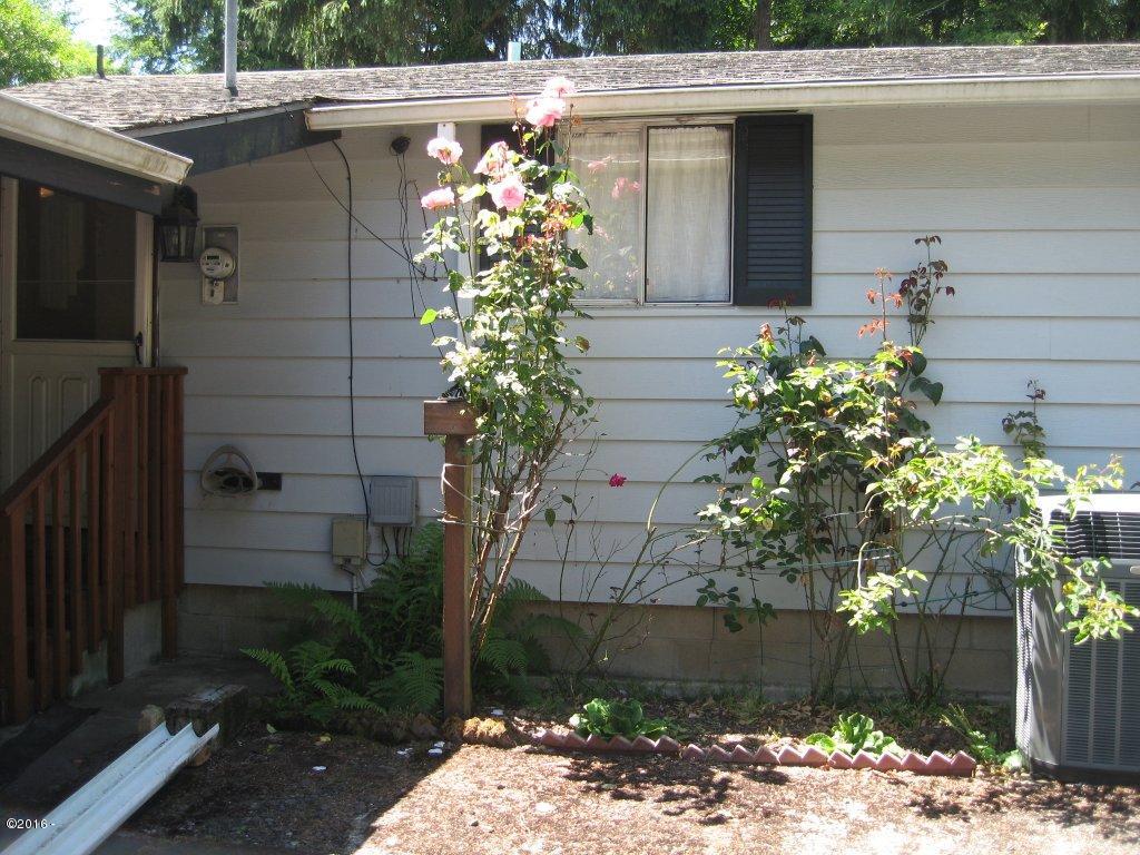 11 Schlecht Road Toledo, OR 97391 - Photo 9 of 27 Roses & Heat Pump