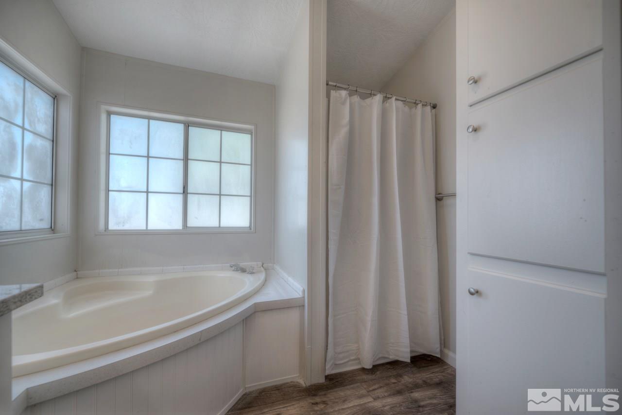 1380 Ricci Lane Fernley, NV 89408 - Photo 14 of 25 a bathroom with bathtub and window