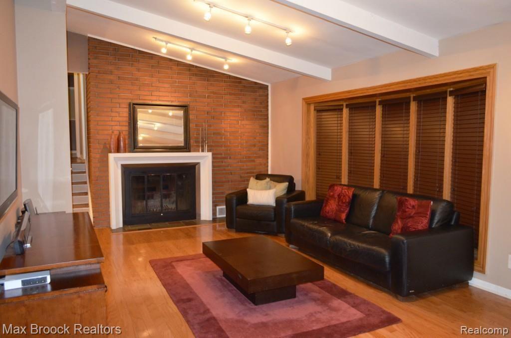 32045 Bonnet Hill Road Farmington, MI 48334 - Photo 4 of 17 Living Room