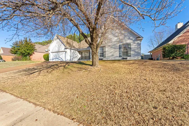 a view of a backyard of the house