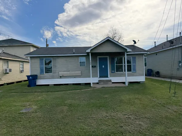 $84,900 | 406 Snow Drive, West Columbia, TX 77486