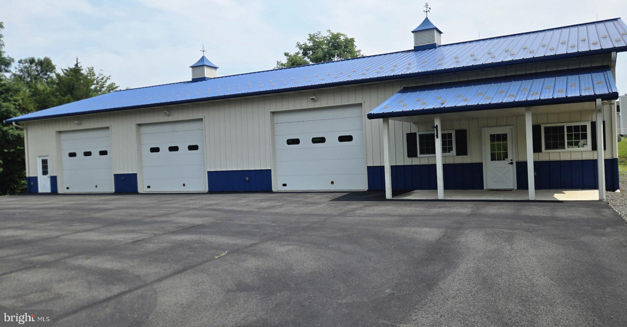 Spacious detached garage/shop