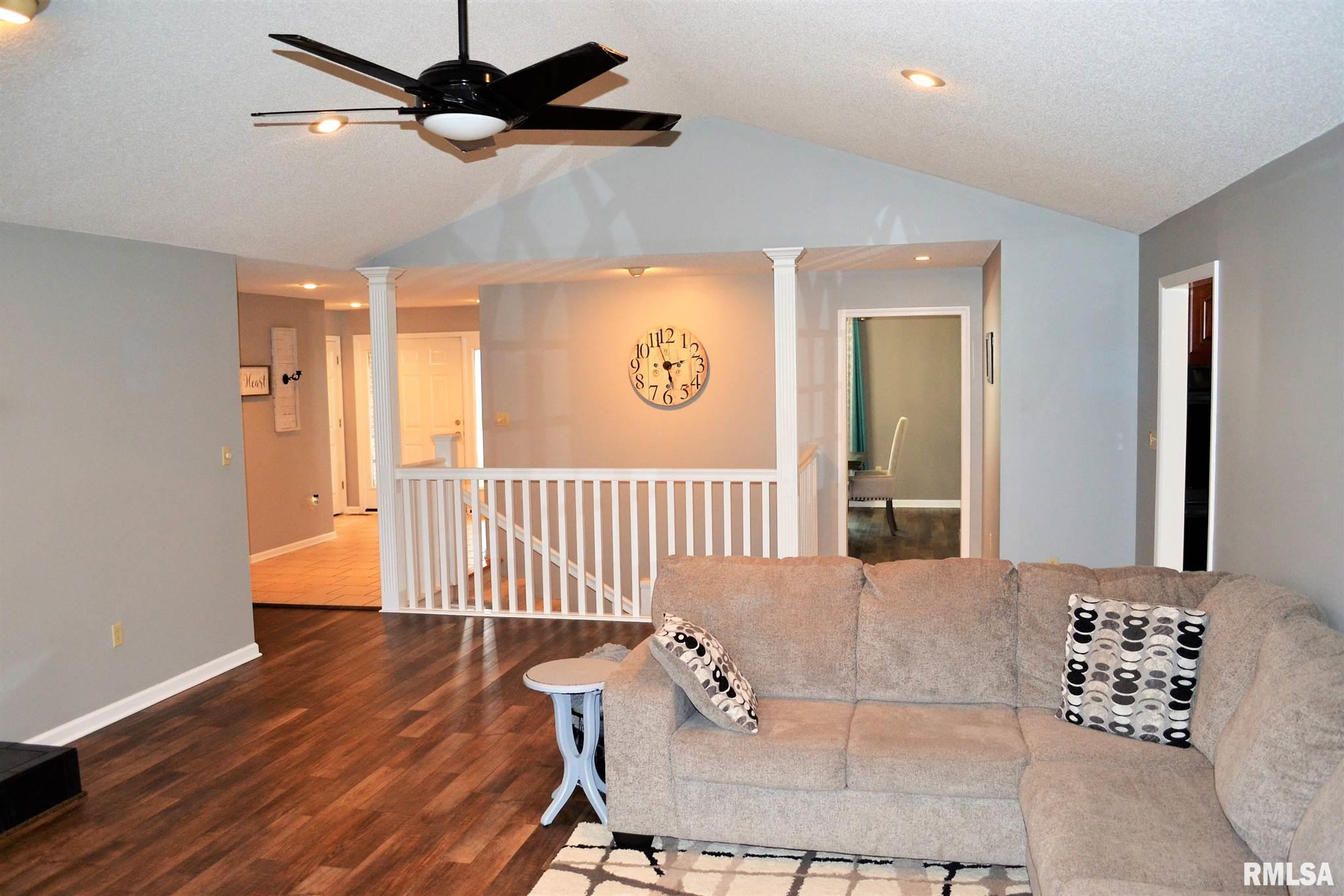 17 Drake Road Jacksonville, IL 62650 - Photo 3 of 38