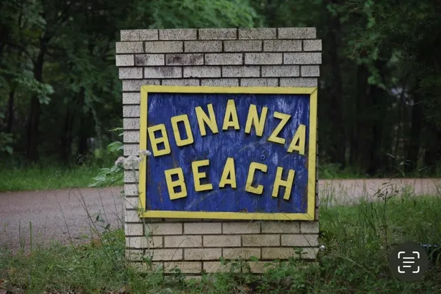 a sign that is on the wall of the building