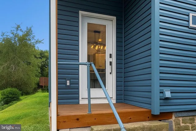 a view of entryway of a house