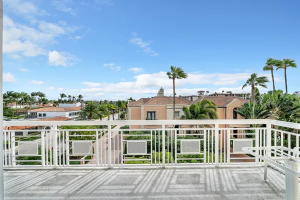 $10,000 | 250 North Bradley Place, Unit 402, Palm Beach, FL 33480