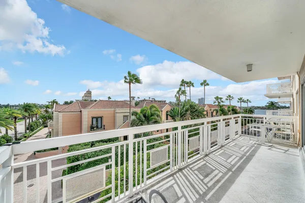 $10,000 | 250 North Bradley Place, Unit 402, Palm Beach, FL 33480