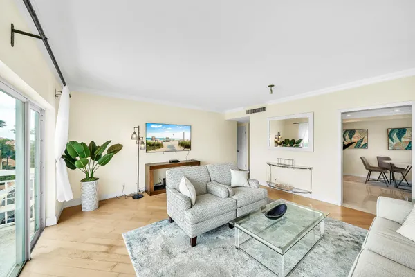 $10,000 | 250 North Bradley Place, Unit 402, Palm Beach, FL 33480