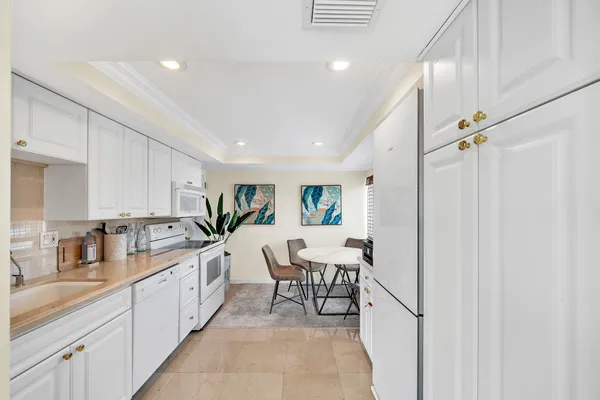 $10,000 | 250 North Bradley Place, Unit 402, Palm Beach, FL 33480