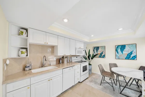 $10,000 | 250 North Bradley Place, Unit 402, Palm Beach, FL 33480