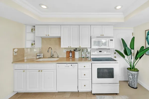 $10,000 | 250 North Bradley Place, Unit 402, Palm Beach, FL 33480