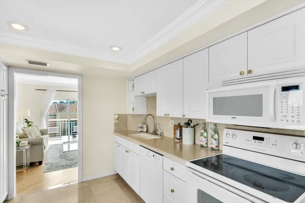 $10,000 | 250 North Bradley Place, Unit 402, Palm Beach, FL 33480