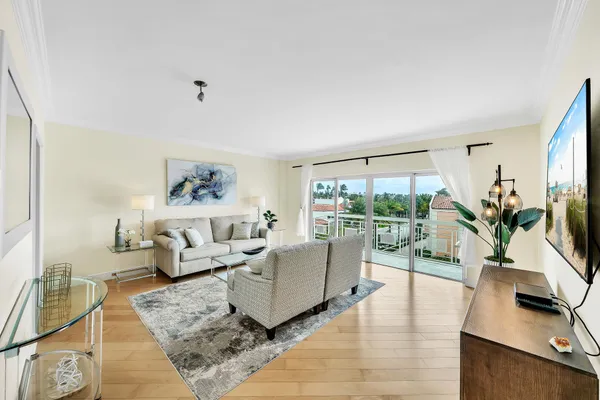 $10,000 | 250 North Bradley Place, Unit 402, Palm Beach, FL 33480