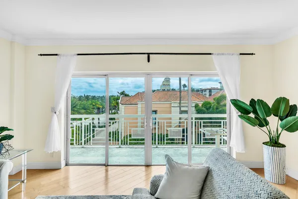 $10,000 | 250 North Bradley Place, Unit 402, Palm Beach, FL 33480