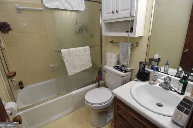 a view of a house with backyard and garden