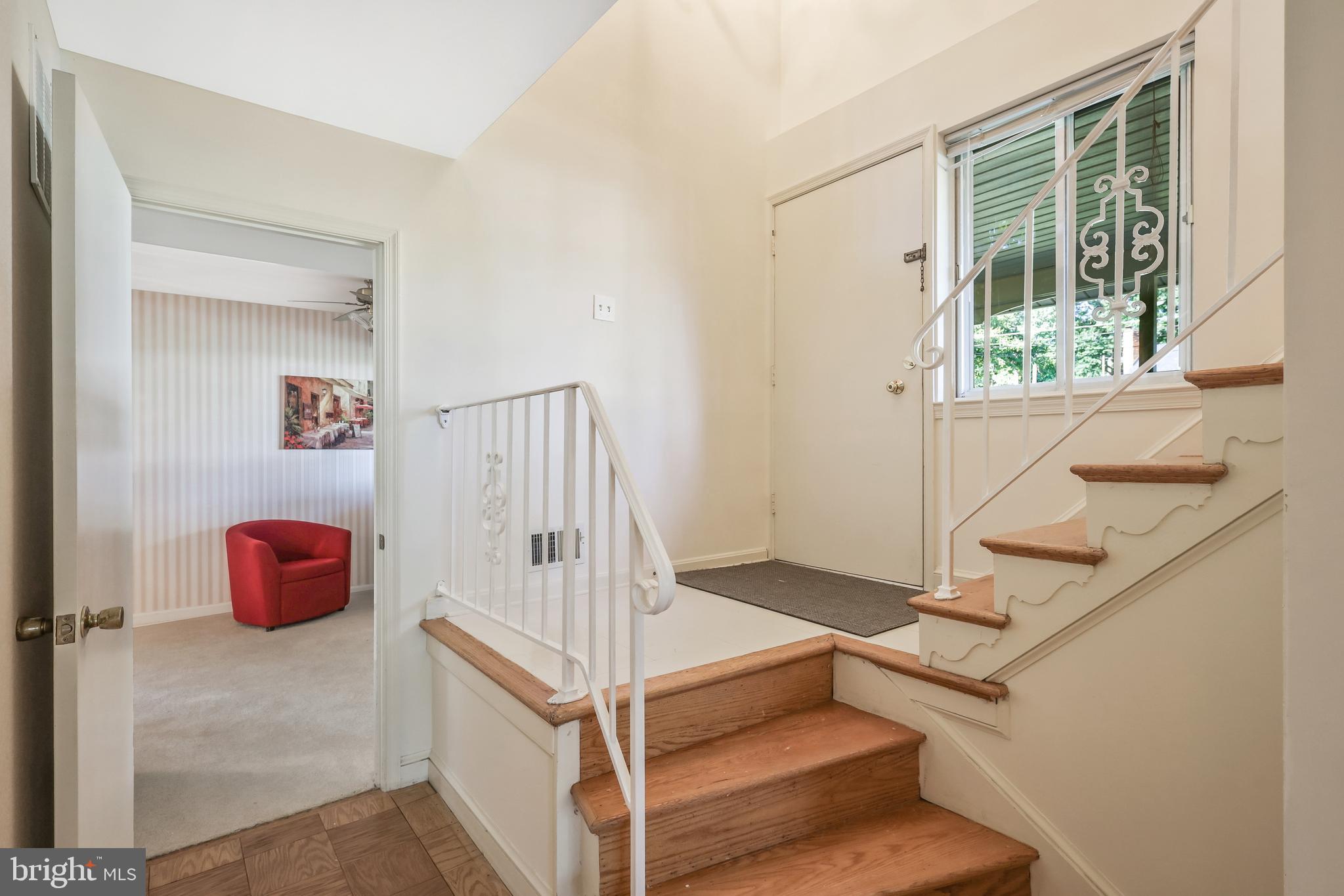 8905 Victoria Road Springfield, VA 22151 - Photo 4 of 47