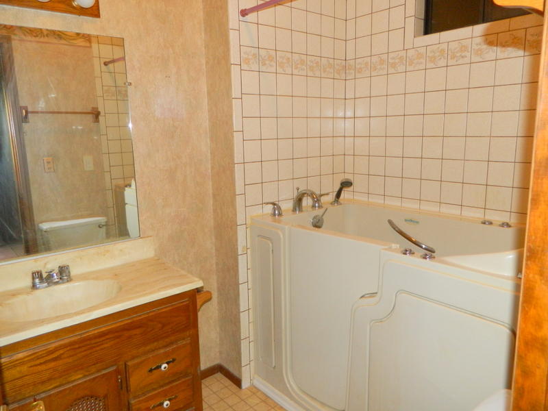 5208 Fish Hatchery Road Grants Pass, OR 97527 - Photo 16 of 44 Master Bath