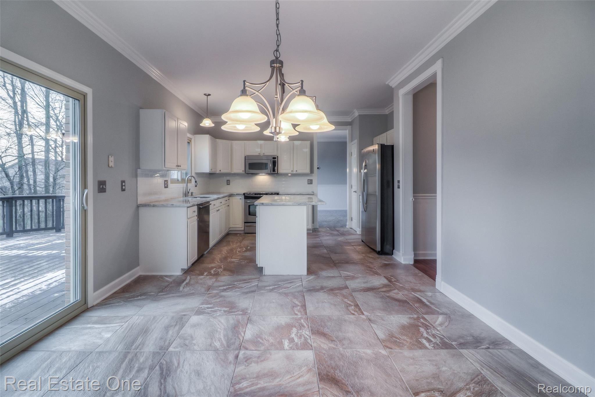 2703 Oak View Court Rochester, MI 48307 - Photo 12 of 53 2703 Oak View LRT 2019-25.JPG
