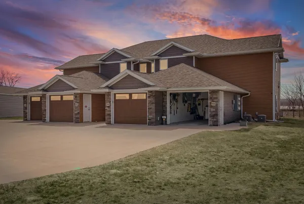 $255,900 | 3808 Sunnyside Drive West, La Crosse, WI 54601