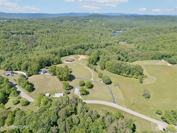 $948,500 | 2245 Pinecrest Road, Jacksboro, TN 37757
