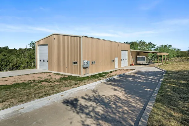 a view of a house with backyard