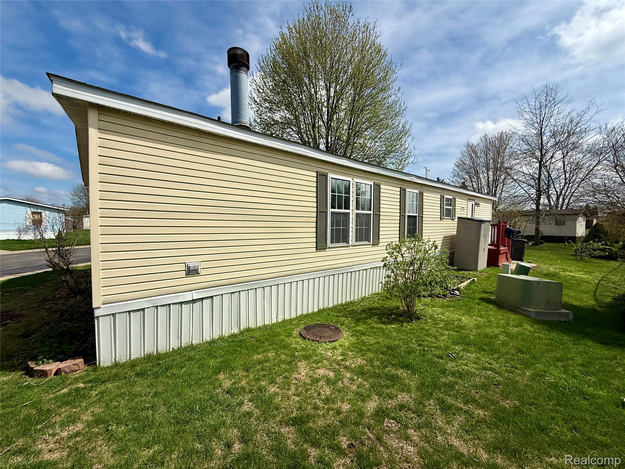6988 McKean Road Ypsilanti, MI 48197 - Photo 16 of 21 View of side of property with a lawn